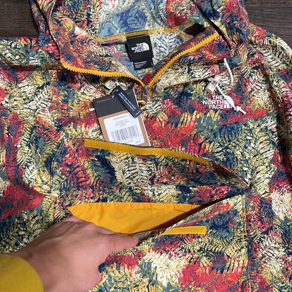 Brand new and perfect for Spring, The North Face camo leaf print anorak. - Picture 6 of 10